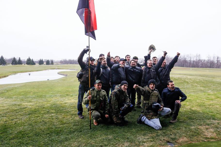 La foto di gruppo dopo la conquista della “reggia” di Yanukovic REUTERS